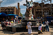 Street life around the Sri Meenakshi-Sundareshwarar Temple of Madurai. Tamil Nadu.  